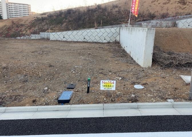 土地購入を検討されている場合、境界杭がない状態で購入してしまうと境界確定測量をする必要があり、費用がかかります。購入の前に、売主、隣土地所有者立ち合いのもと境界を確定し境界杭を設置するのがベストです。