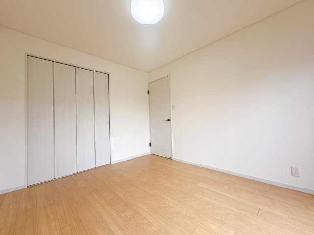 南側洋室の別角度です。　5.7帖と一番広いお部屋になります◎