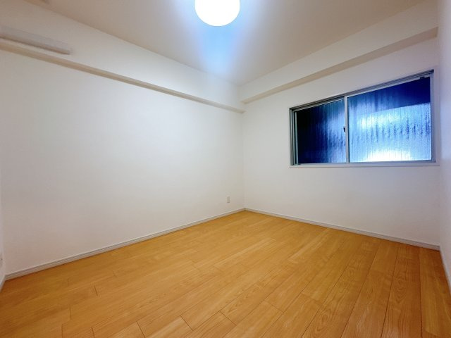 北側洋室です。　寝室にぴったいのサイズのお部屋です！