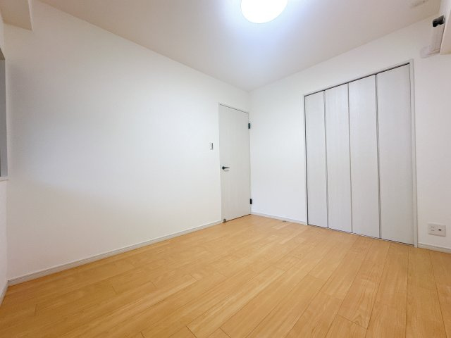 北側洋室です。　寝室にぴったいのサイズのお部屋です！