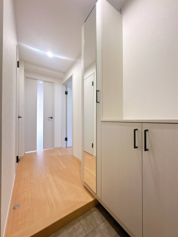 玄関です。　大容量なので震災時の備蓄も収納可能です♪