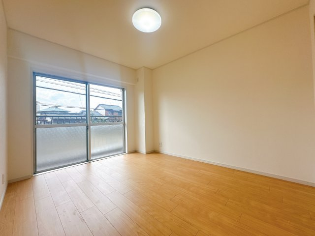南側洋室です。　大きく窓があるので日当たり通風良好です！