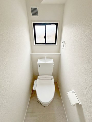 トイレは2か所あり、朝の混雑も安心です　