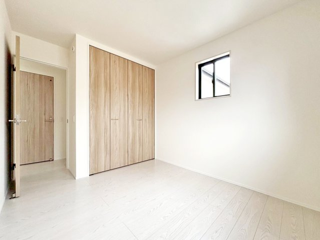 2階5.2帖の南側の洋室。明るいお部屋です。