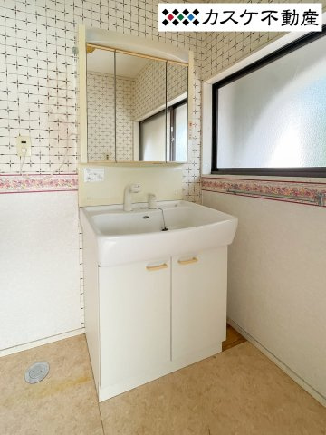 ごちゃつく洗面台も三面鏡裏に収納できるのでスッキリ