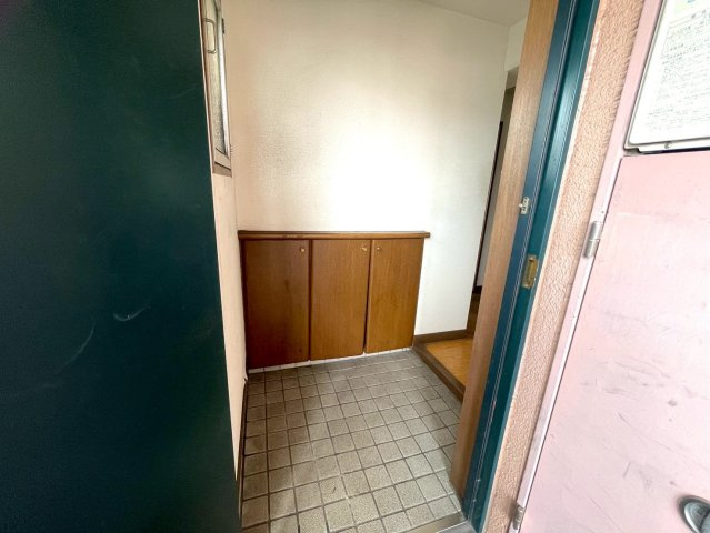 玄関にはシューズボックスが設置されており、スッキリとした印象でお出迎え。窓付きで自然光が入るため、明るく換気もしやすい快適な玄関スペースです。　　