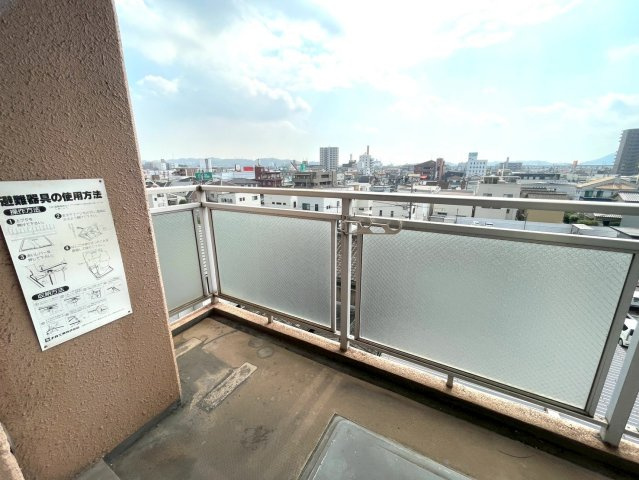 物件からの眺望です。最上階にあり、天気の良い日には、素晴らしい景観を楽しむことも出来ます。毎日の生活に豊かさをもたらしてくれますね。こちらの物件は、ご見学も可能です！ぜひ一度ご連絡ください。　