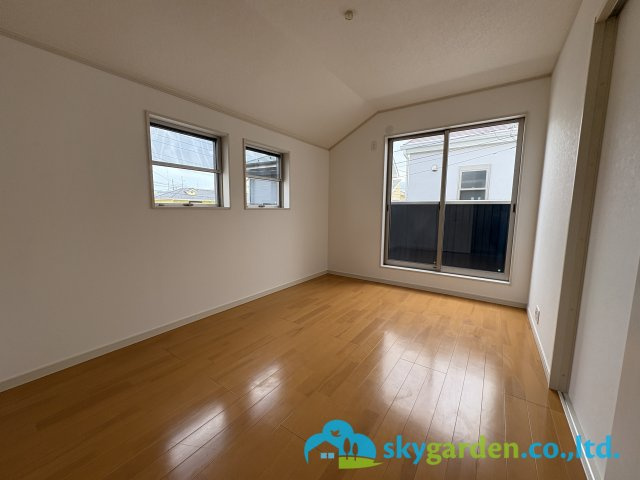 落ち着いた色調の寝室です