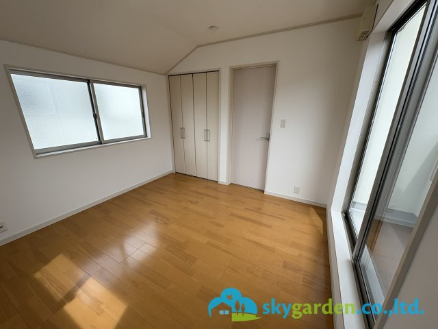 落ち着いた色調の洋室です