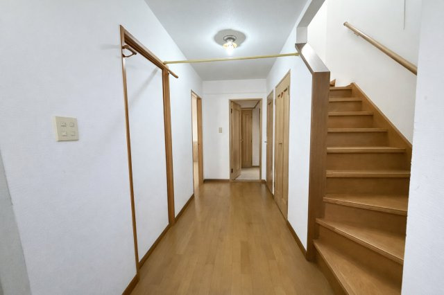 ゆったりとした幅のある廊下で、各部屋への移動もスムーズです。手すり付きの階段もあり、小さなお子様やご高齢の方にも配慮された設計です。シンプルで落ち着いた内装が、住まい全体に統一感を与えています。