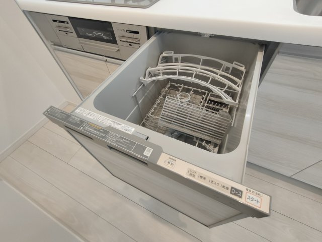【食洗機】　手肌に優しく、家事の時短にもなる食洗機を完備。