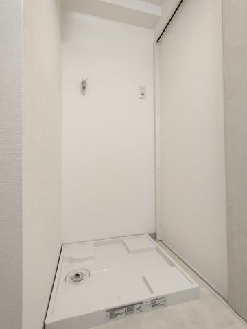 【室内洗濯機置場】　棚のないランドリースペースで、お好みの収納をレイアウト可能