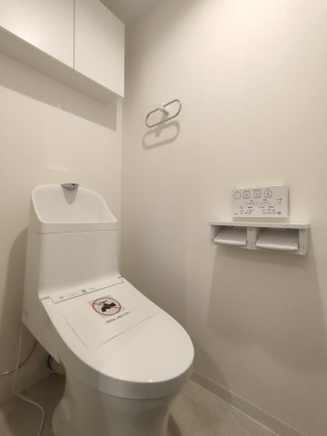 【トイレ】　トイレに省スペースで収納を確保。