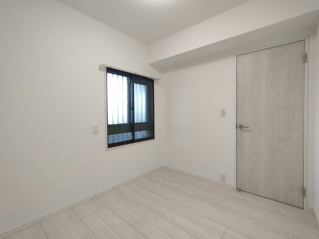 【洋室約4.5帖】　家具の配置のし易い室内です。趣味の部屋としても充分な広さを確保しております。