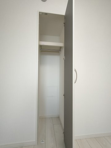 【洋室約4.5帖　収納】　全てのお部屋に収納を備え、空間を広くお使いいただけます。