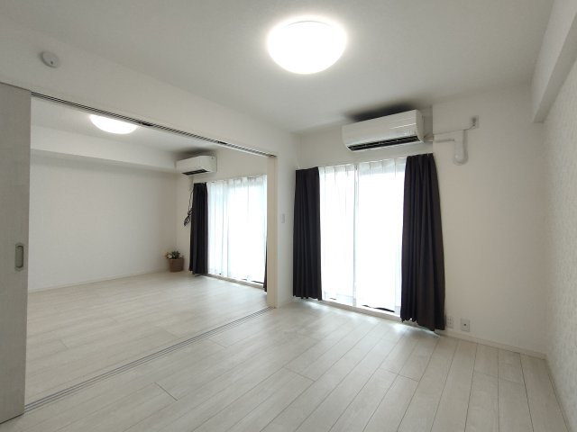 【洋室約7帖】　リビング隣接の居室、続き間としての利用やセパレート型、使い勝手良いお部屋です。用途様々です♪バルコニーに面しており、開放感あります♪