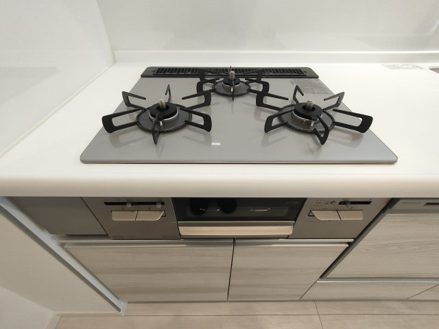 【3口ガスコンロ】　3口コンロ、グリル付きでお料理のレパートリーも増えそうです。