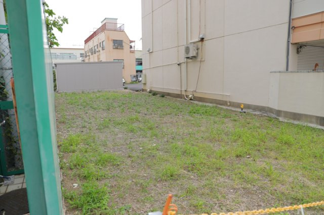 土地の面積＝住宅面積ではありません。建ぺい率の問題などで、土地のある場所によって住宅を建てられる面積は限られています。高さもしかり、「土地」という言葉の中には、建築条件も含まれると考えておきましょう。