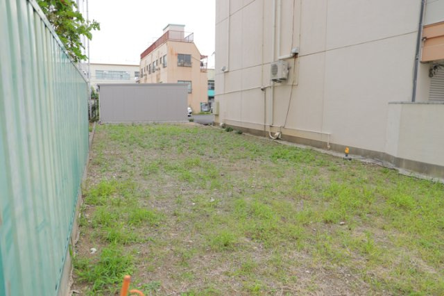 家を建てる場合、方位は要チェックです。現実的に日当たりのよい家ならばリビングは南側、建築基準法でも北側に当たる家への配慮は求められています。土地を見学に行く際は、方位磁針を持って行くようにしましょう。