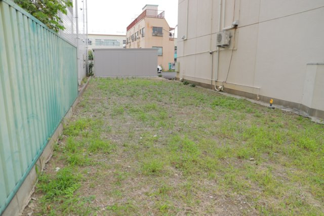 土地を買う際、住む地域の自治体や福祉の補助制度にも注目してみましょう。子供や老人の医療補助やゴミ出しのルールなど、自治体によってルールに大きな違いがあるため、暮らしやすい土地で判断するとよいでしょう。
