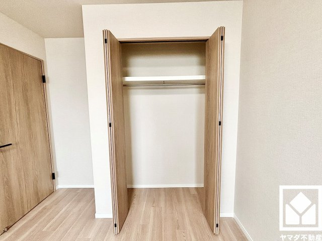 新たに家具を買わなくても良いので、ハンガーパイプ付きのクローゼットは嬉しいですね。