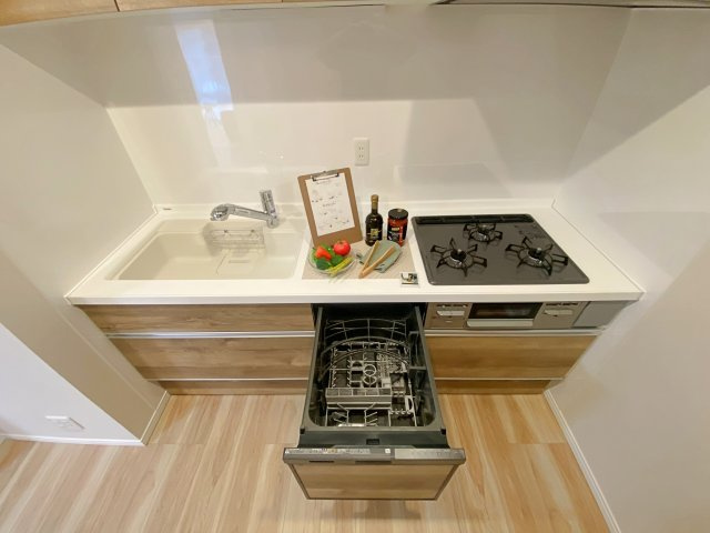 食器洗い乾燥機です。食後の食器洗いの手間を大幅に軽減し、節水にも貢献する便利な設備。毎日の家事効率を高め、ご家族とのゆとりある時間を増やしてくれます。