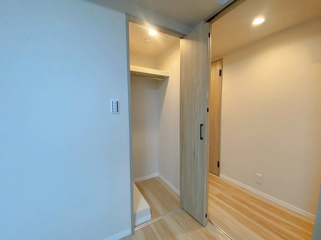 各居室や廊下などに便利な収納スペースを確保した間取り設計です。季節物の衣類や日用品、掃除用具などをすっきりと整理整頓できるため、住まい全体を常に広々と清潔な状態に保つことができます。