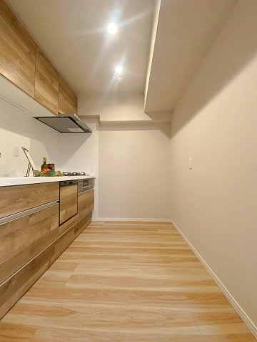 使いやすさにこだわったキッチンエリア。効率的な作業動線を確保しており、毎日の料理作業がスムーズに行えます。上下に豊富な収納スペースを備えているため、調理器具や調味料もすっきり収まります。