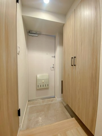 住まいの顔となる玄関エリア。使い勝手の良いシューズボックスを備えており、家族分の靴類をすっきりと収納できます。清潔感あふれる明るい空間で、住まう人や訪れる人を心地よく迎えてくれます。