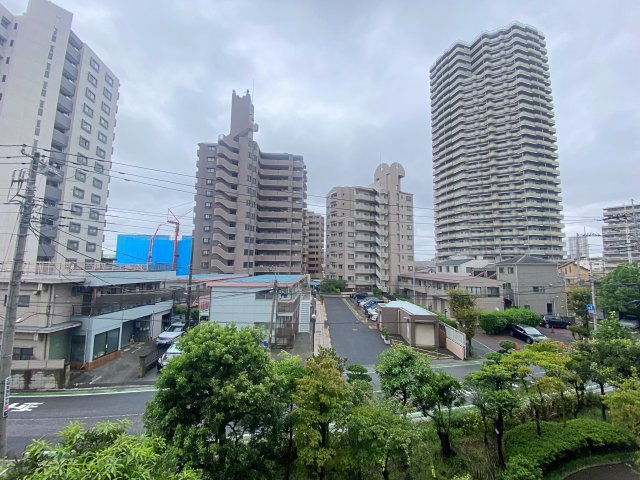 バルコニーからの開放的な眺望です。周囲に高い遮蔽物がなく、心地よい風と陽光を感じられる気持ちの良いロケーション。四季折々の空の移り変わりを楽しみながら、リラックスした時間を過ごせます。