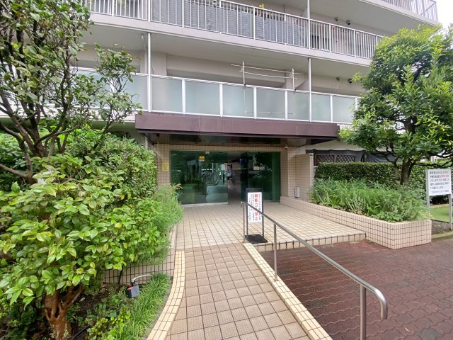マンションのアプローチ・外玄関部分です。整然と管理された清潔感のある空間で、住まう人や訪れる人を暖かく迎えます。段差も少なく配慮されており、日常の出入りもスムーズに行える快適な構造です。