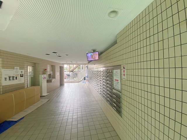 エントランスホールです。明るく清潔に保たれた共有空間で、住居者や訪問者を温かく迎える落ち着いた雰囲気が漂います。快適な暮らしをサポートします。