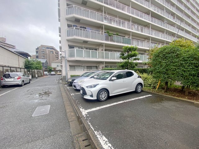 マンション敷地内に設けられた駐車場スペースです。敷地内にあるためお車の出し入れがスムーズで、お買い物の荷物が多い日や悪天候時でも移動がスムーズ。愛車を身近に管理できる利便性の高さが魅力です。
