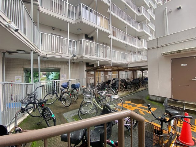 敷地内に完備された屋根付きの自転車置場です。大切な自転車を雨風からしっかり守り、傷みや汚れを防ぎます。整然と管理された綺麗なスペースで、通勤や通学、お買い物での日常利用に大変便利です。