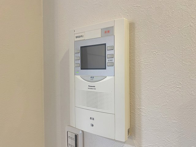 室内から来訪者を確認・対応できるインターフォン設備です。受話器を取るだけでスムーズに通話ができるシンプルな操作性で、突然の訪問や配達時にも慌てることなく安心して対応することが可能です。