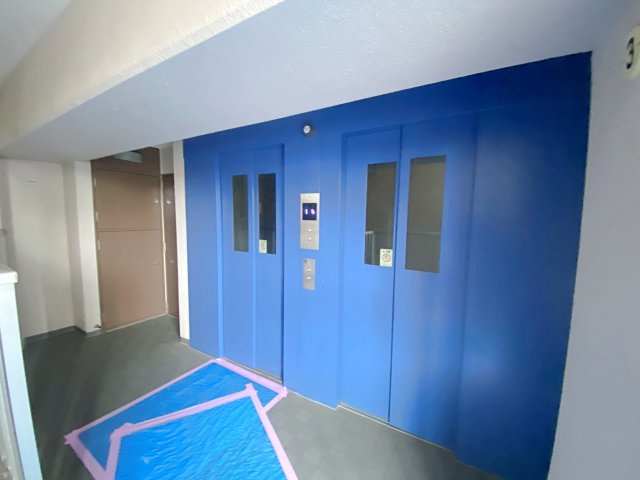 共用部分のエレベーターです。重い荷物がある日のお買い物帰りや、ベビーカーをご利用の際にも快適に移動できます。日々の昇り降りをスムーズにし、世代を問わず快適に暮らせる住環境が整っています。
