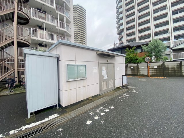 敷地内に設置された専用のゴミ捨て場です。清掃が行き届いており、衛生管理も良好。敷地内にあるためゴミ出しの手間が少なく、朝の慌ただしい時間帯でもスムーズに出すことができる利便性の高さが魅力です。