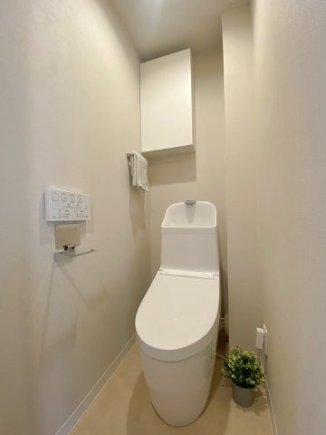 温水洗浄便座付きのトイレを新規交換予定です。衛生面や手入れのやすさに配慮された最新設備を採用。上部収納など使い勝手も考慮されており、常に清潔で快適な個室空間を保つことができます。