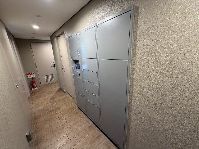 宅配ボックスもあり便利です　こちらもオートロックの内側から受け取れます