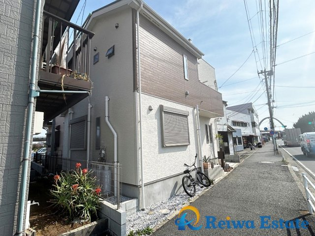 ゆとりある前面道路は開放感を演出してくれます！