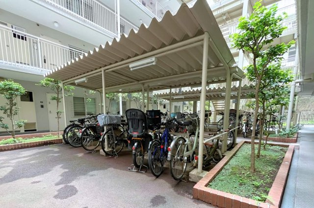 屋根付きの駐輪場。天候を気にせず大切な自転車を保管可能です。