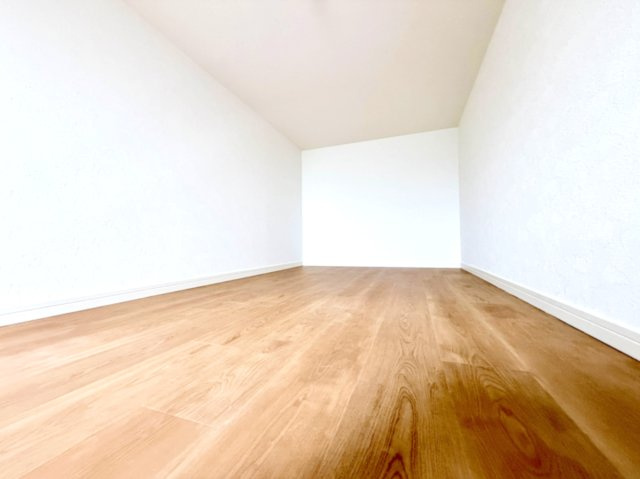 【洋室？約6.2帖　小屋根裏収納】　季節物の収納に便利な小屋裏収納付きです。