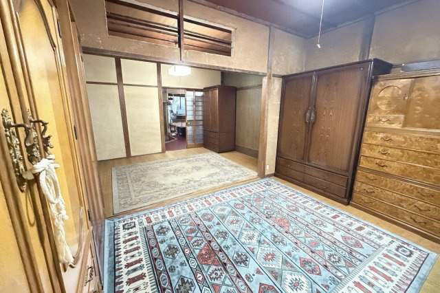 収納スペースも備えられた和室は、寝室や客間、趣味のお部屋としても活用可能です。襖で仕切れるため、生活シーンに応じて柔軟にレイアウトできます。和の趣を感じられる内装は、心落ち着く空間を演出します。