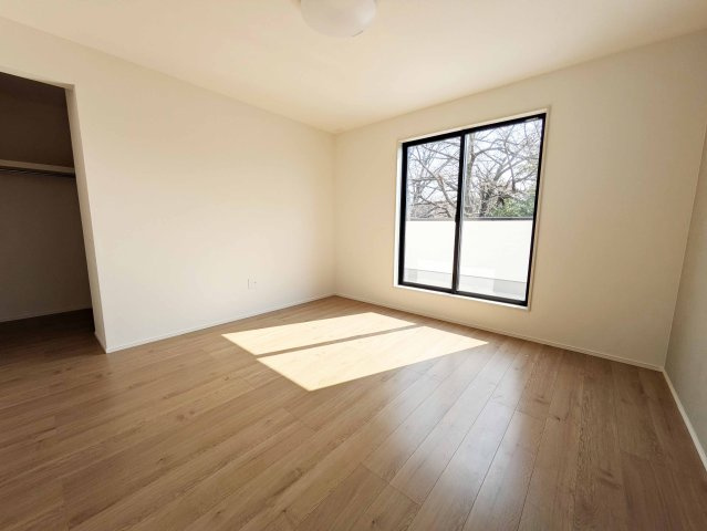 2階寝室8.0帖です。バルコニーに面したお部屋です。　