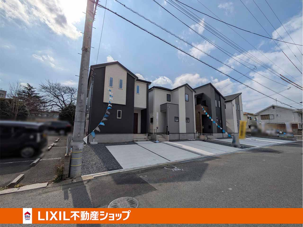 並列で2台分の駐車場があります。現地ご案内いたします！　4号棟は、一番奥のベージュを基調とした外観