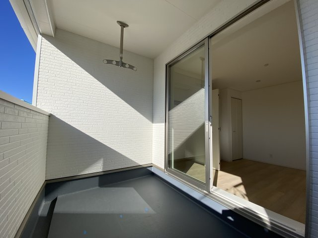 同施工　■□■バルコニーの写真です■□■　お布団なども充分に干せる広さがございます。
