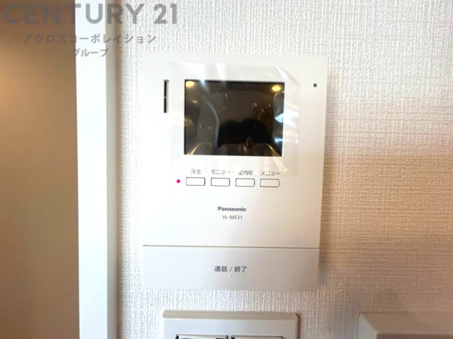 訪問者が来たときにテレビ画面で確認できるため、安心してドアを開けられます。録画機能があるものもあり、留守中に来訪者を記録しておくことができます。利便性が高く、セキュリティ面でも安心です。