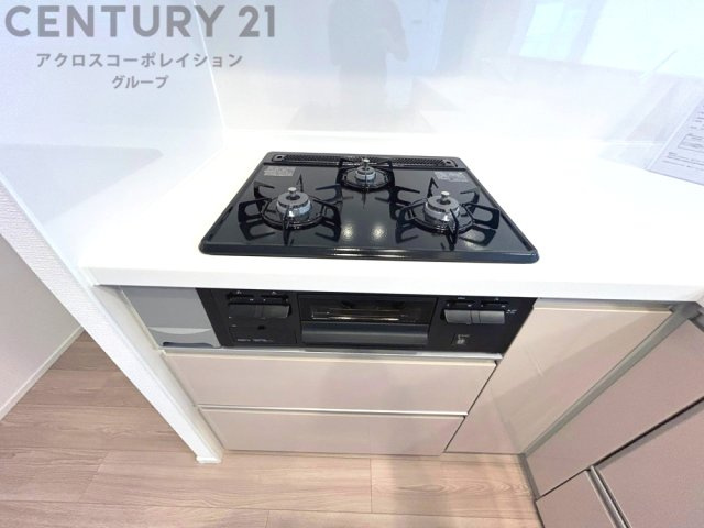 多数の調理器具を同時に使用でき、料理の効率化が可能。省エネで節約になり、様々な料理スタイルに適応できます。また、火力調整が独立しており、手入れや掃除もしやすく、今よりもっとお料理が楽しくなるかも。