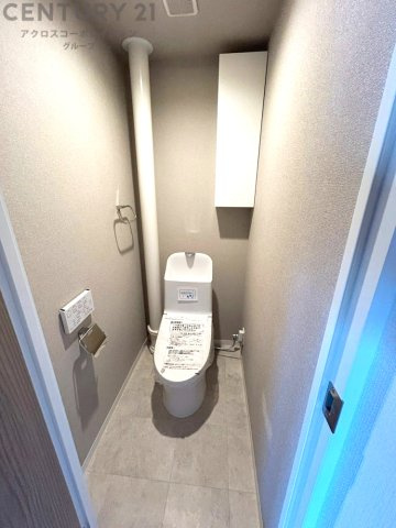 温水洗浄便座付トイレは温水洗浄機能により、暖かい水でおしりを洗浄することができ、冷たい水を使う従来の便座に比べ、温水洗浄機能で暖かいトイレを提供し、快適な使用を可能にします。