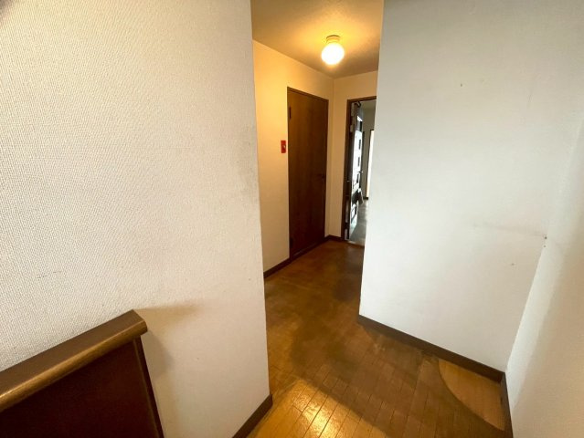 玄関から各部屋へとつながる廊下はゆったりとした幅があり、家具や小物を飾って自分好みの空間演出が楽しめます。家族の生活動線にも配慮されたレイアウトです。